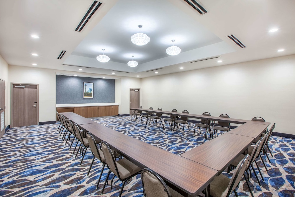 La Quinta Inn And Suites By Wyndham Dallas Duncanville 42/53