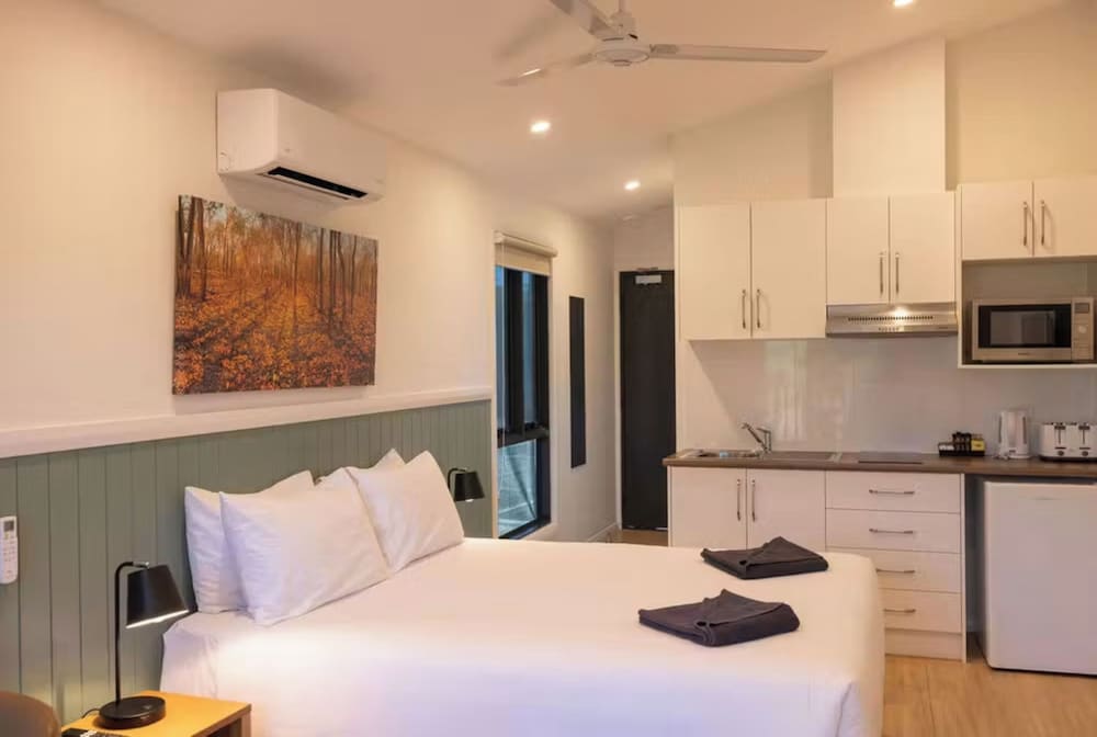 Deluxe, Studio, Cabin, Queen Bed