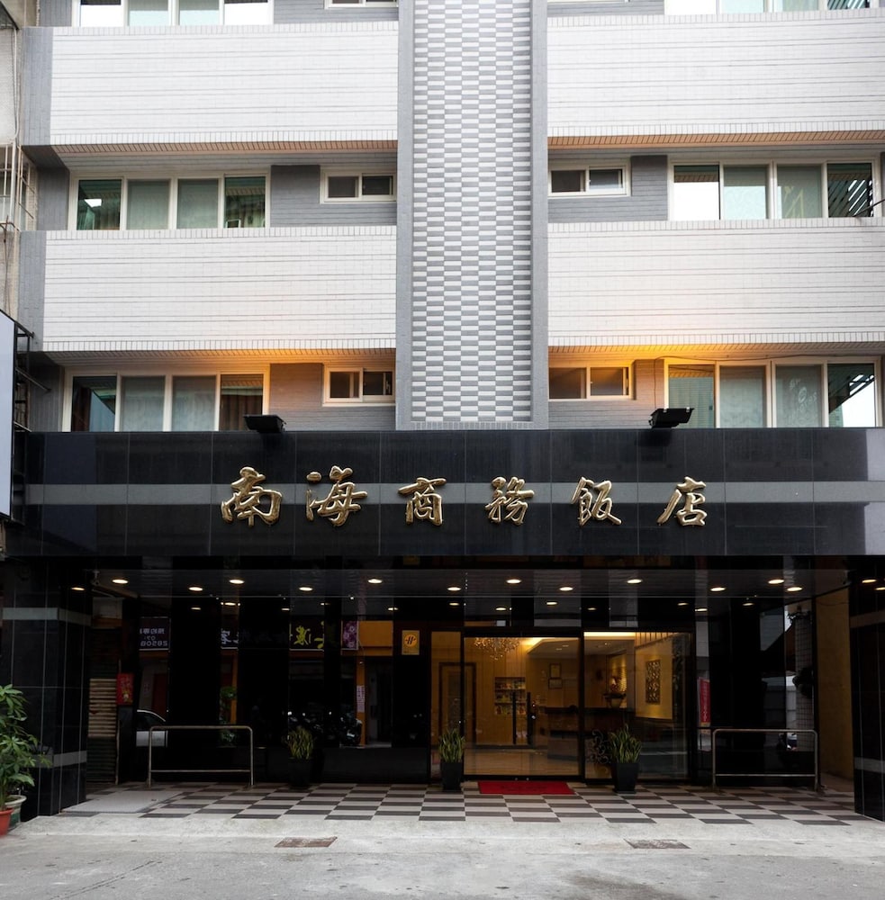 South Sea Hotel 2/49