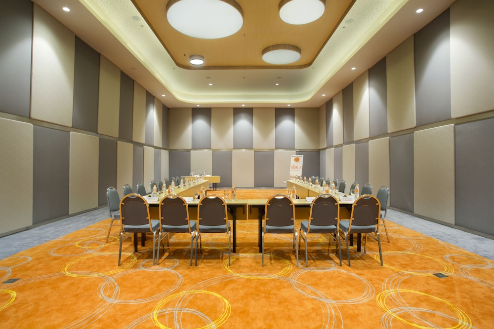 HARRIS Hotel & Conventions Bekasi 36/47