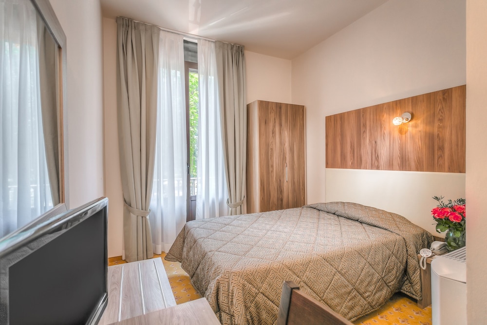 ROOM, SINGLE