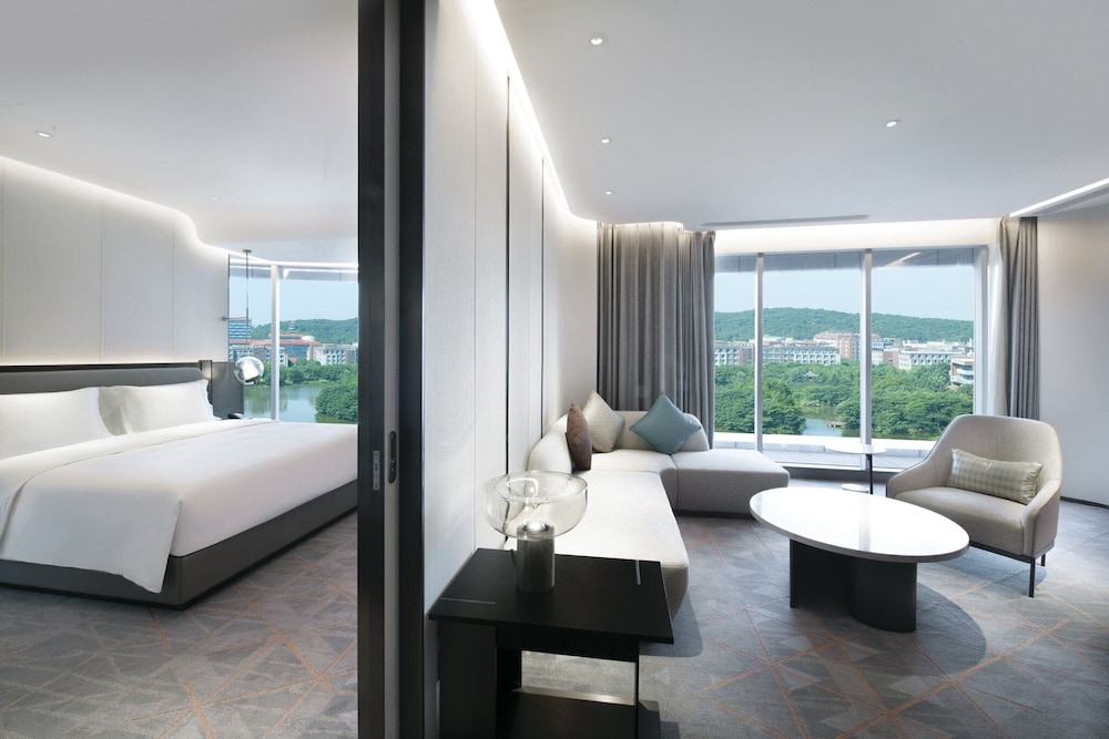 CROWNE PLAZA WUHAN OPTICS VALLEY 24/72