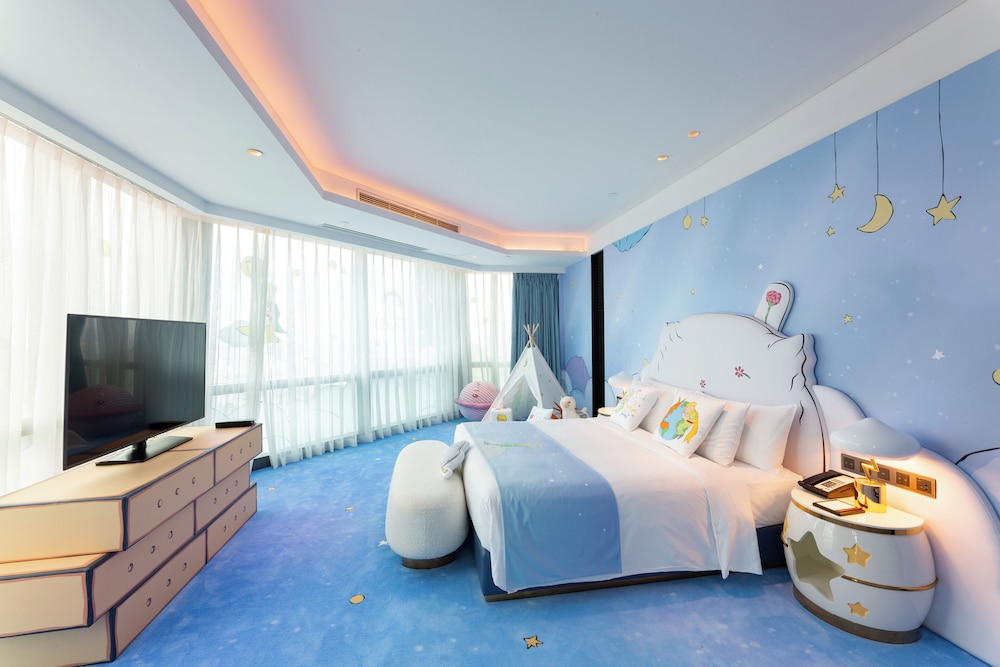 Family Suite, King Bed, Bunk Bed