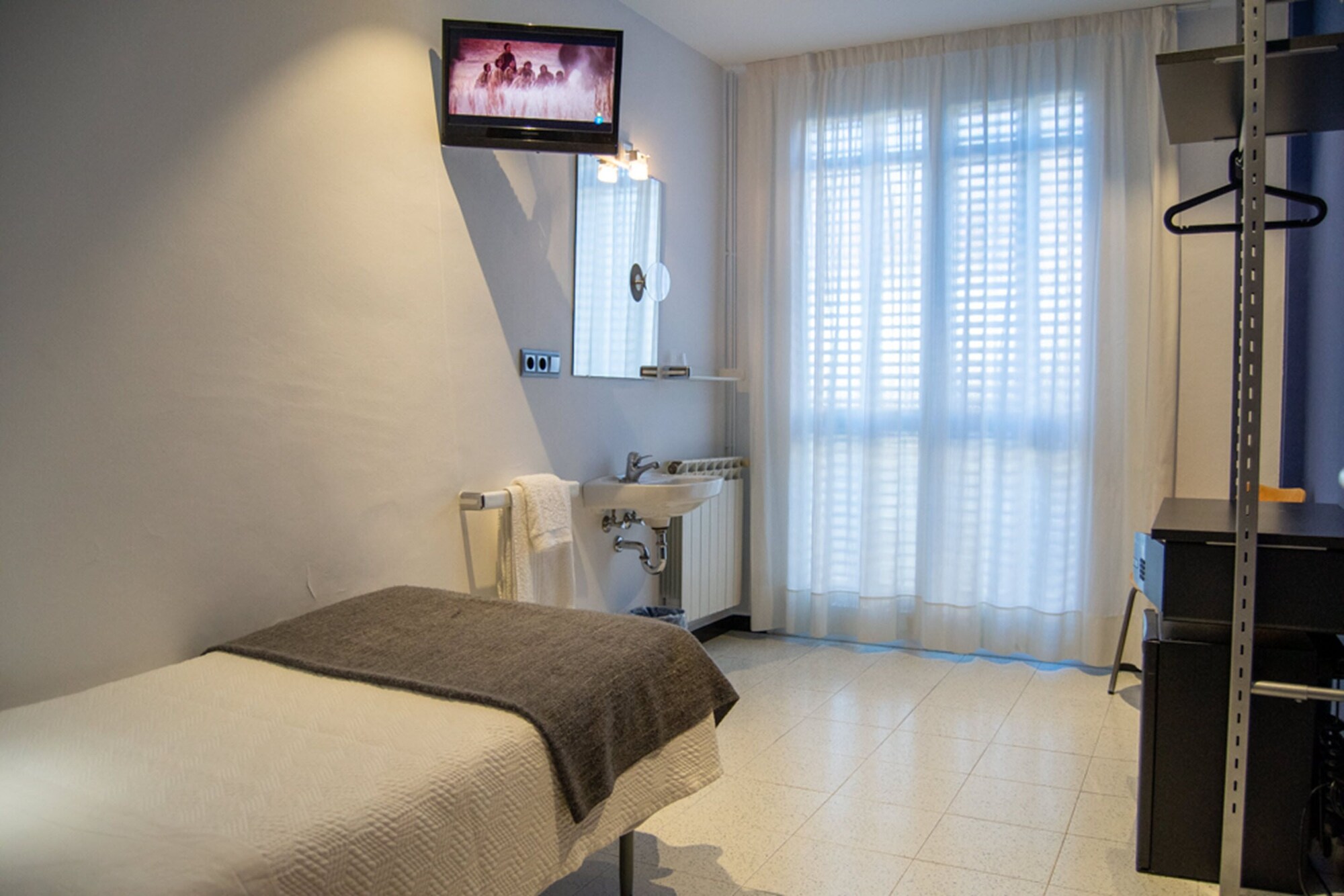 ROOM, SINGLE, SINGLE BED, SHARED BATHROOM