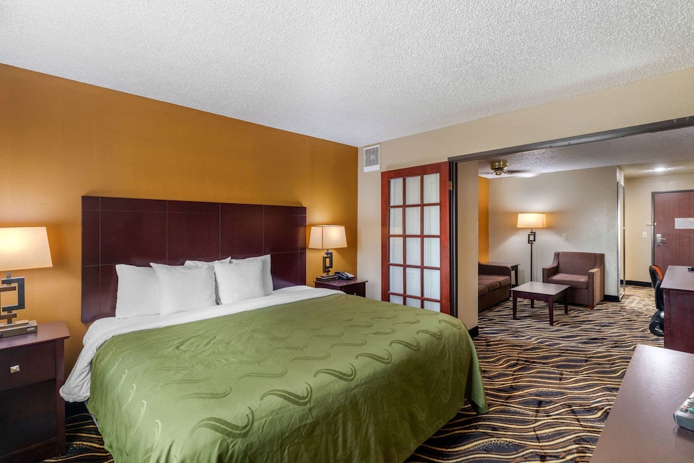 Quality Suites Addison-Dallas 16/42