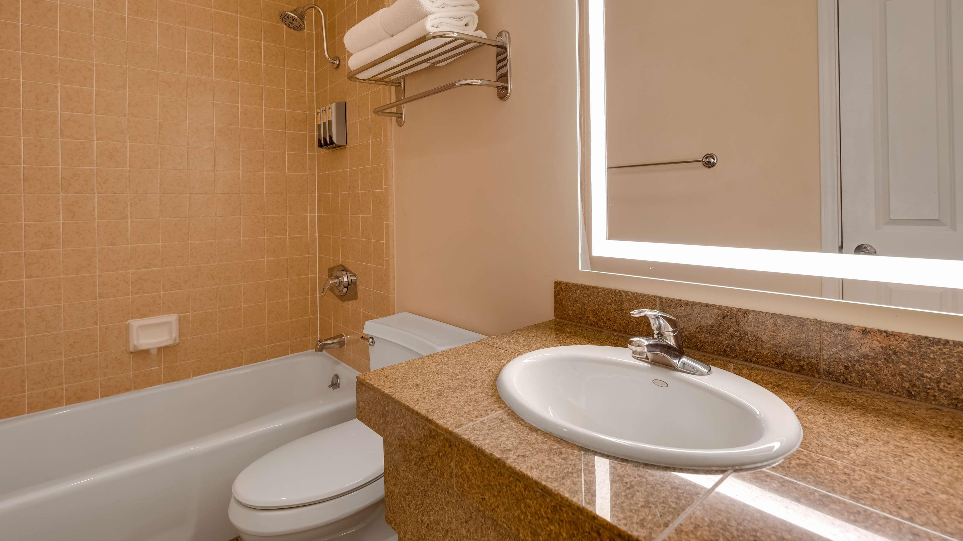 Suite, King Bed, Town View, Living Area, Annex، Best Western Plus Arroyo Roble Hotel & Creekside Villas 5/5