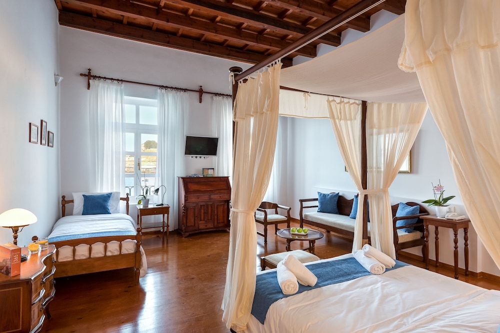 Amphora Hotel 7/50