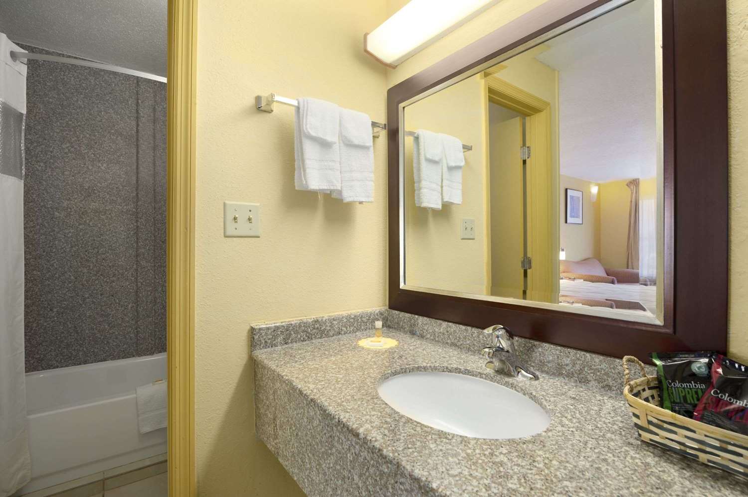 Days Inn By Wyndham Brunswick/St. Simons Area 18/19