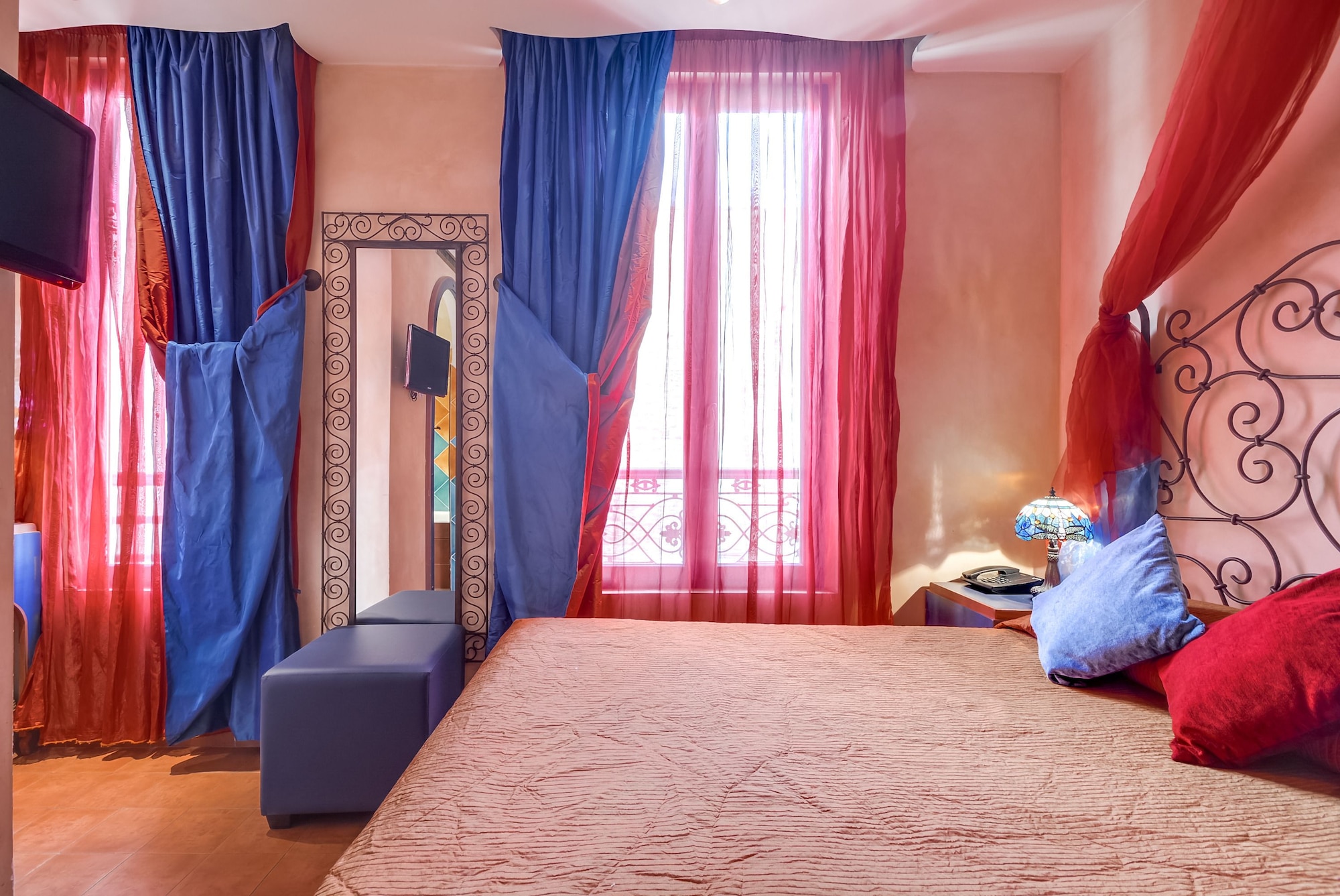ROOM, SINGLE