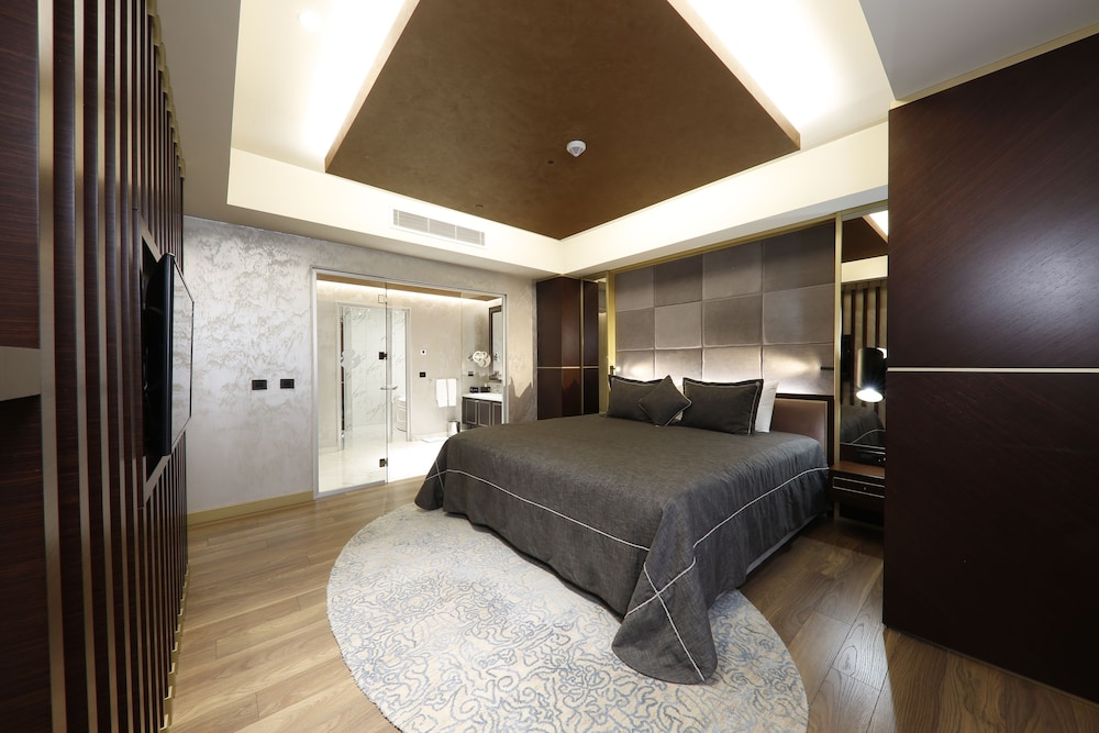 PRESIDENTIAL, SUITE