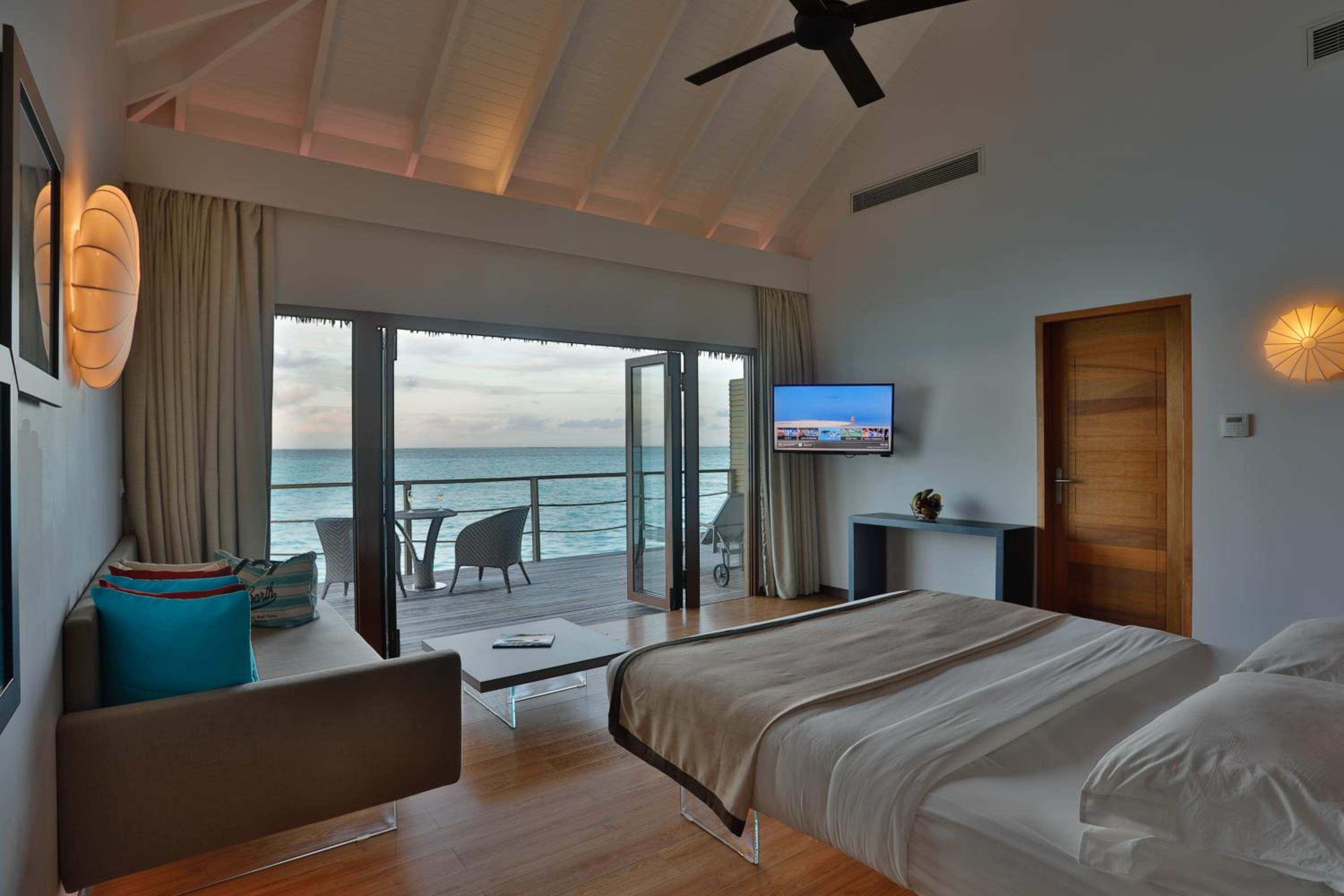 Lagoon Villa, King Bed, Sofa