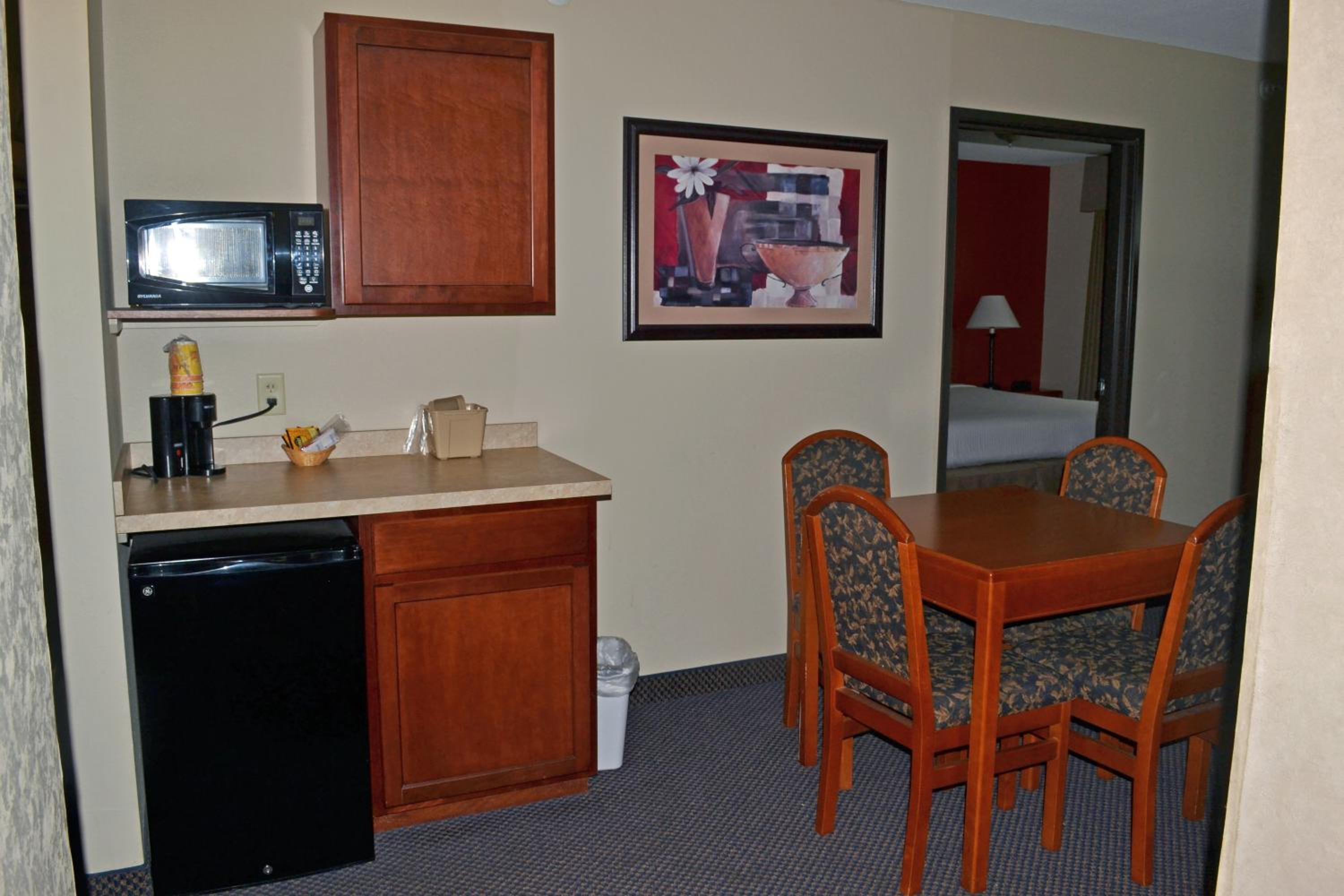 Paola Inn And Suites 10/47