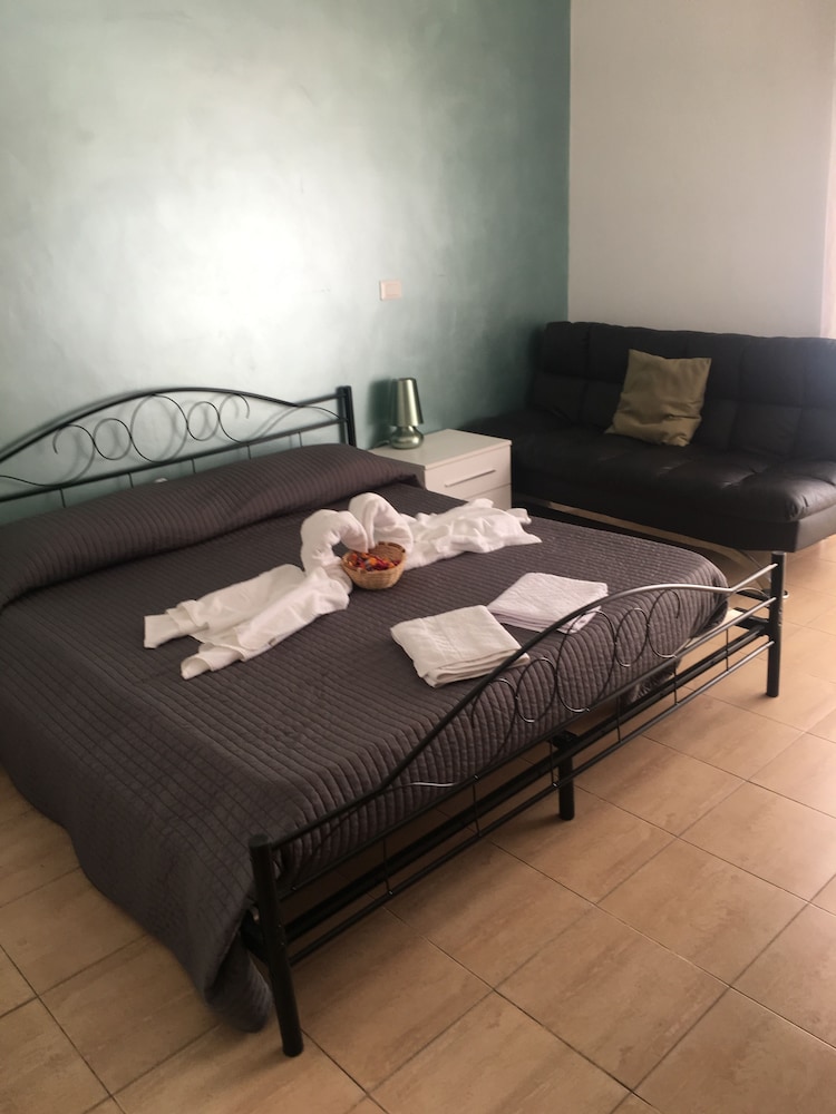 Damiani Sister Guest House 15/50