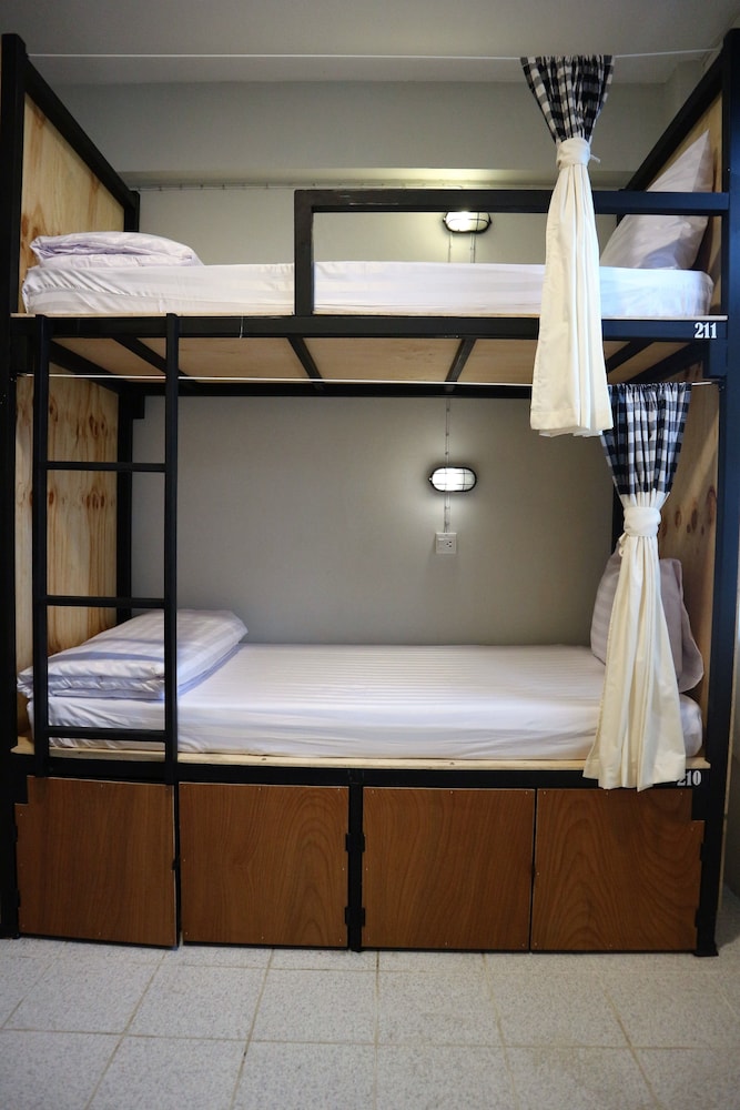 The Neighbors Hostel - Adults Only 8/36