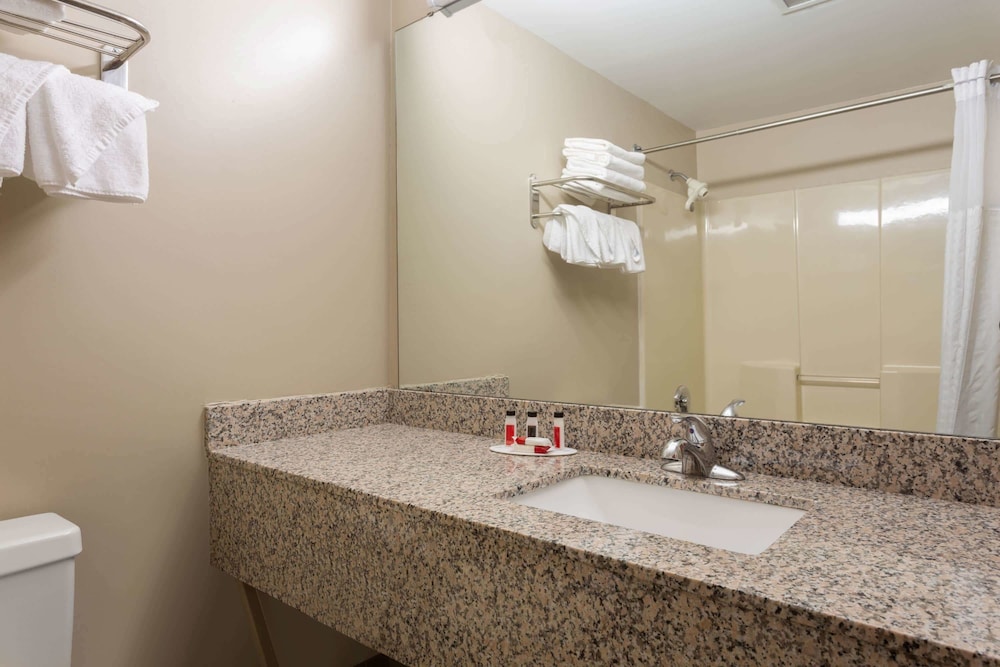 Ramada By Wyndham Hendersonville 10/22