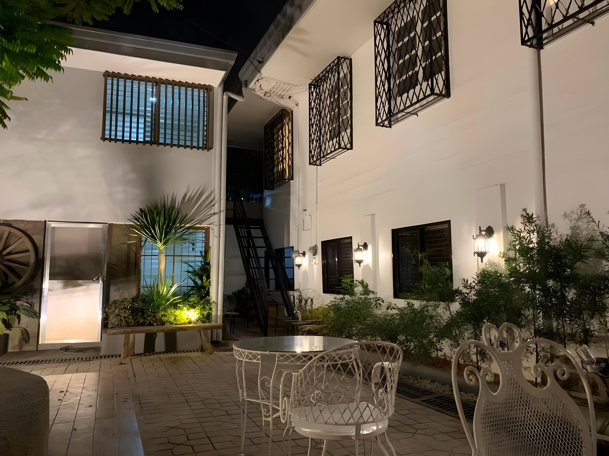 Courtyard Hotel 40/40