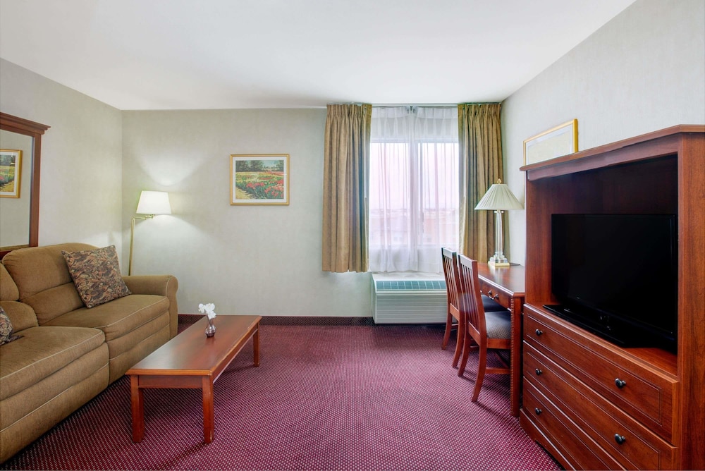 Ramada by Wyndham Hawthorne LAX / LA Stadium 21/38