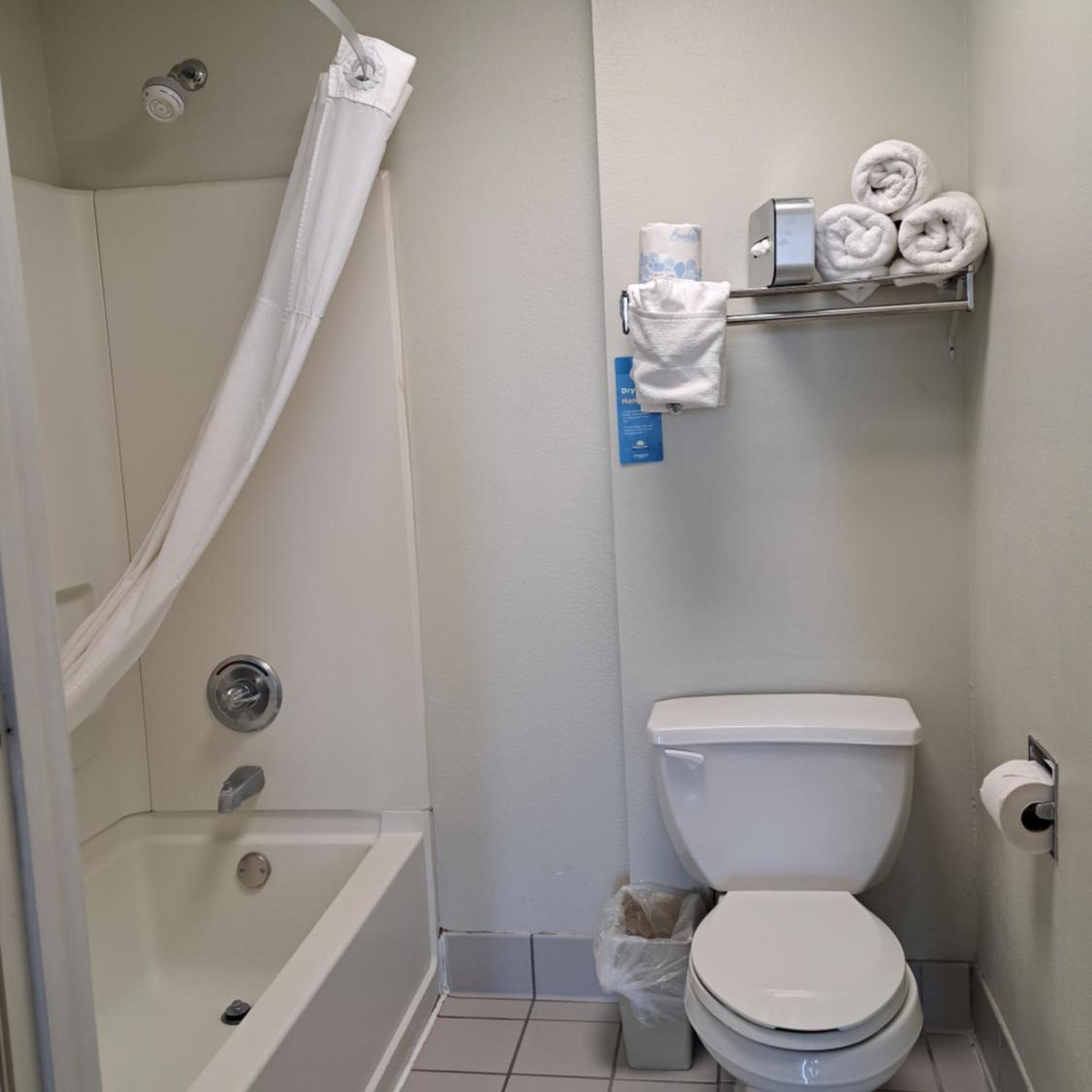 غرفة بسريرين مزدوجين بإطلالة جزئية على البحر، Days Inn & Suites By Wyndham Jekyll Island 10/10
