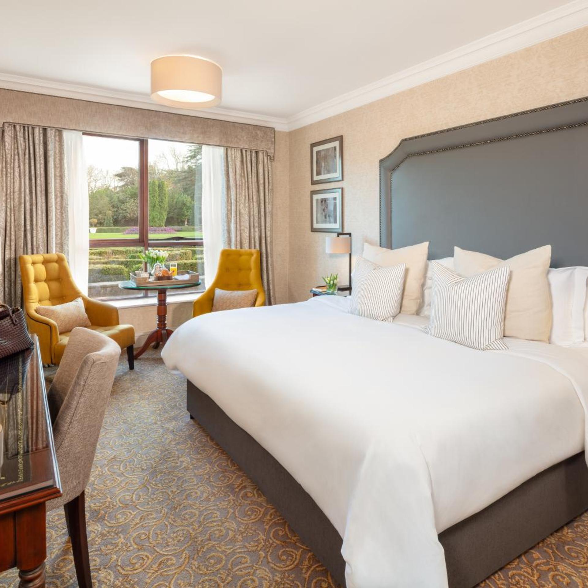 SUITE, KING BED, CORNER
