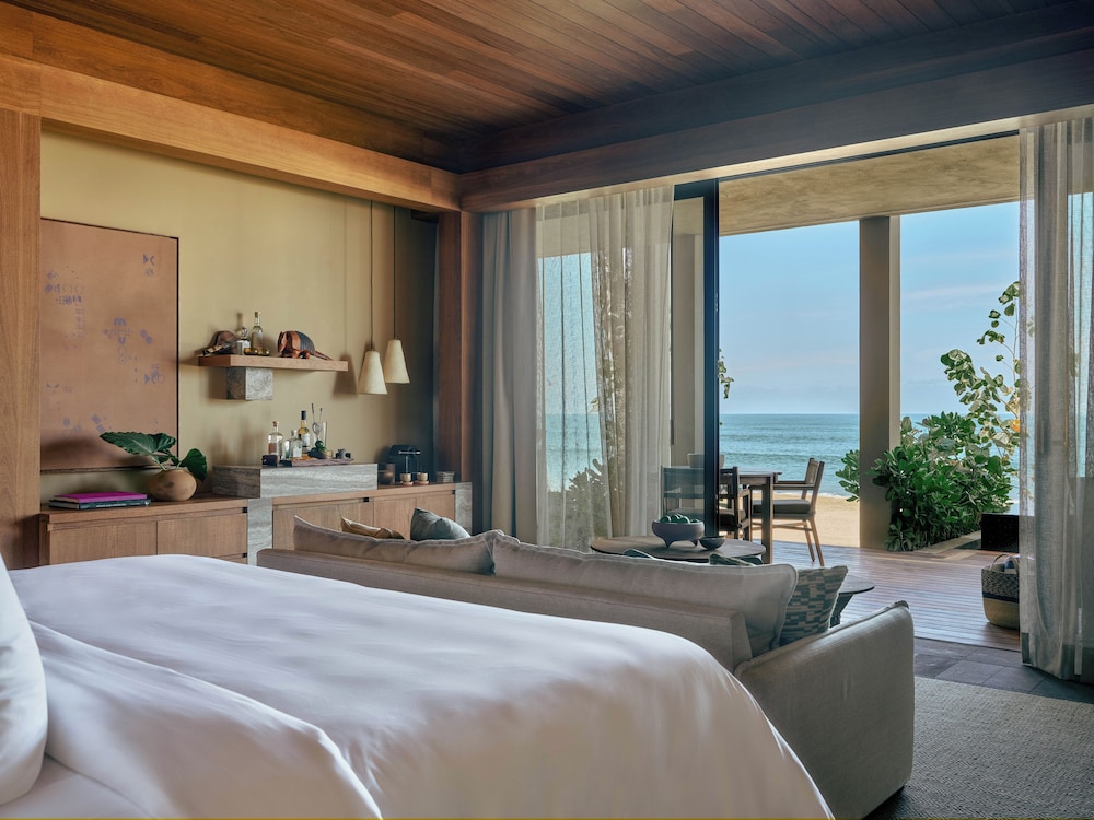 Premier, Suite, King Bed, Beach Front