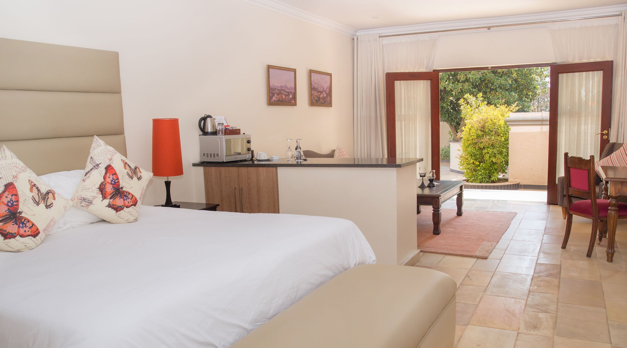 ROOM 2, DELUXE