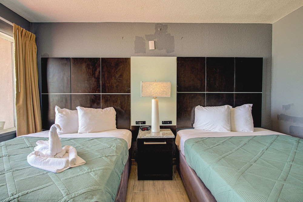 STANDARD, 2 QUEEN BEDS