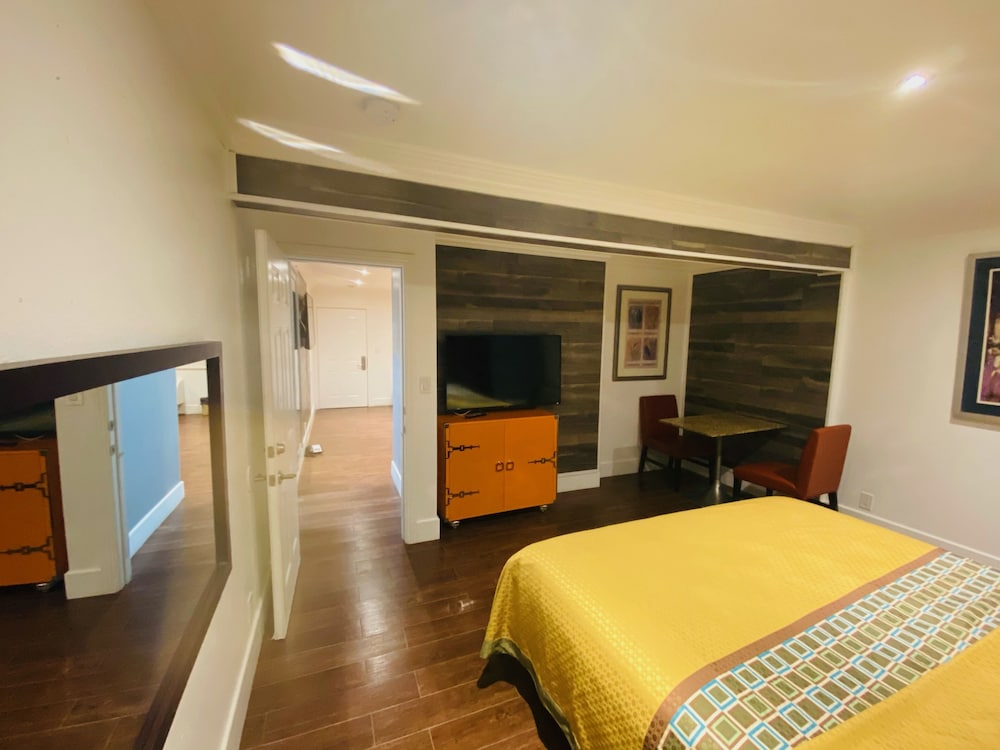 Casa Blanca Inn & Suites 25/67