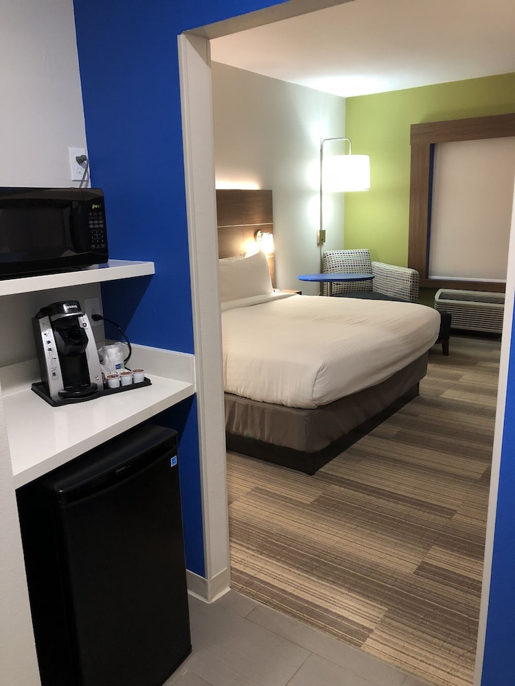 HOLIDAY INN EXPRESS PINEVILLE-ALEXANDRIA AREA 25/49