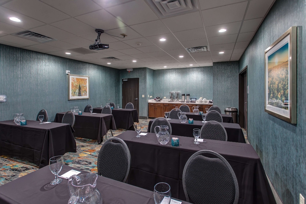 Hampton Inn Suites Wichita Airport Ks 32/35