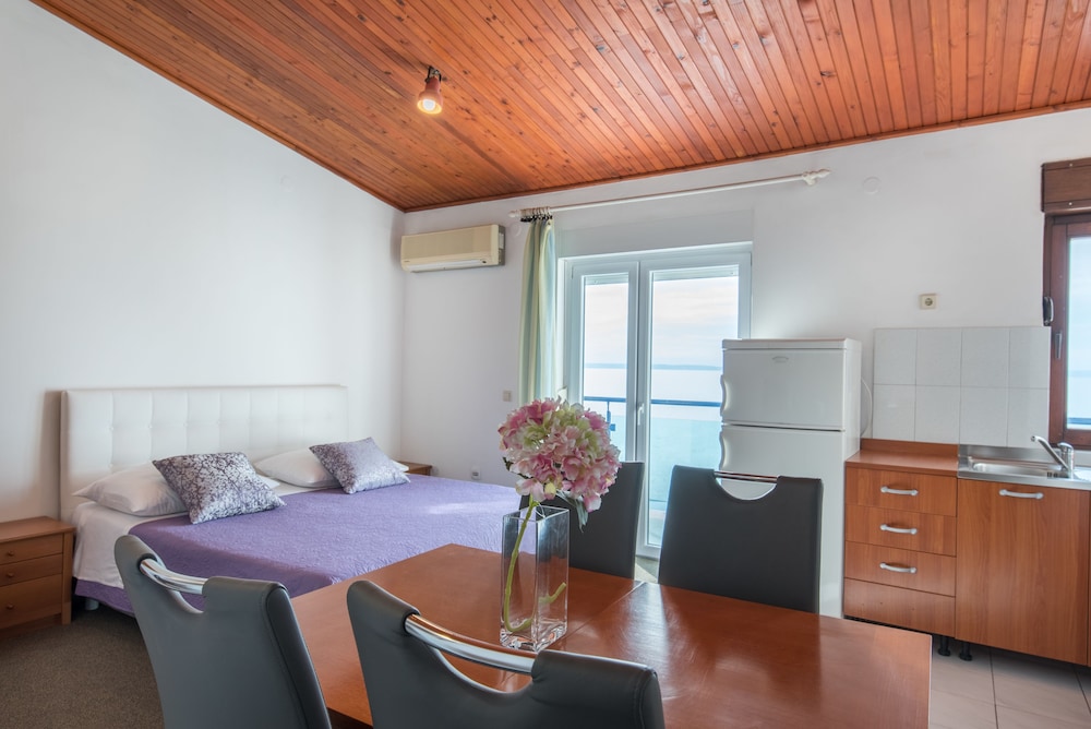 Beachfront Villa Mediteran 18/50