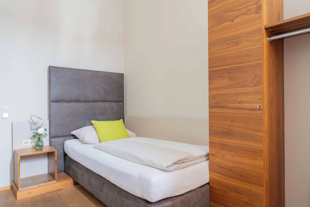 eee hotel Perg 16/43