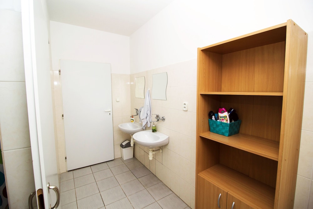Nitra Glycerin Hostel 32/35