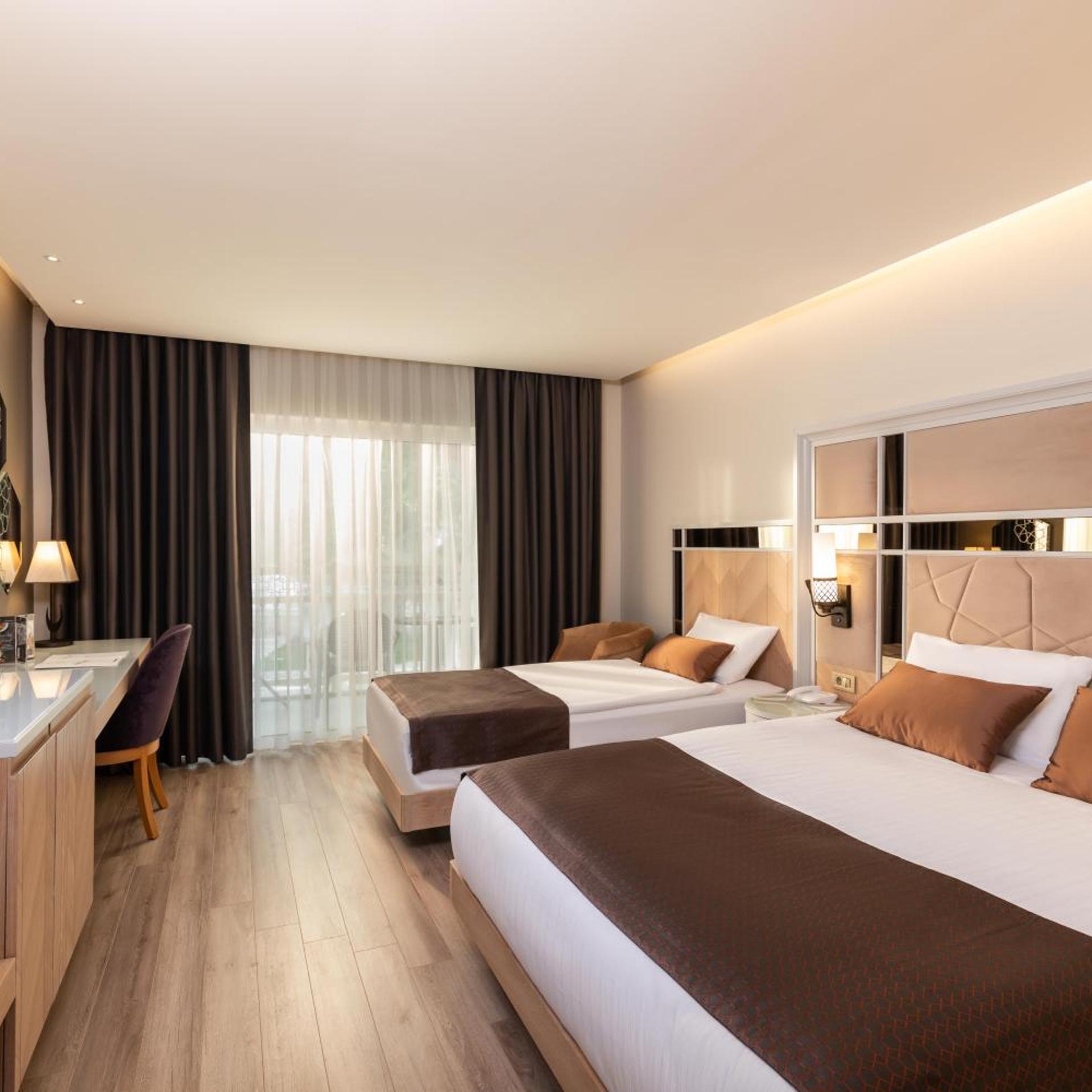 DELUXE ROOM