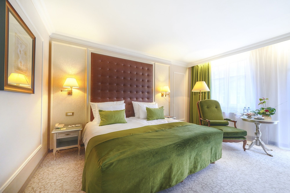 COMFORT, KING BED
