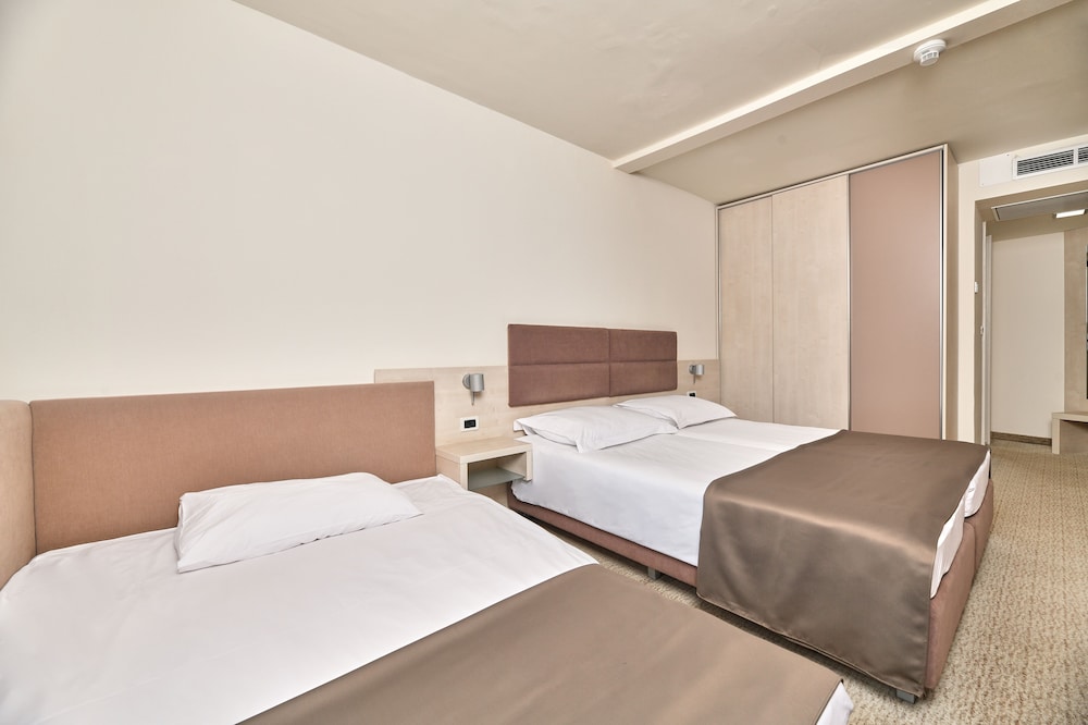 CLASSIC, WITH EXTRA BED, BALCONY, PARK SIDE