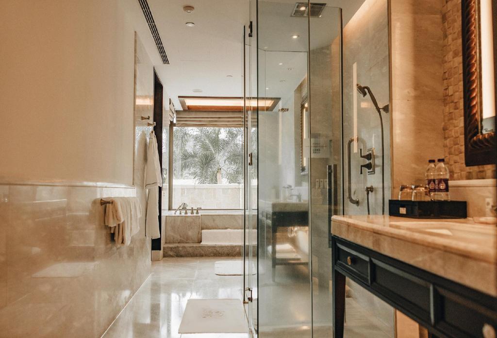 Lagoon, Guest Room, King Bed, Lagoon View, Balcony, Pool Access، The St Regis Sanya Yalong Bay Resort 3/4