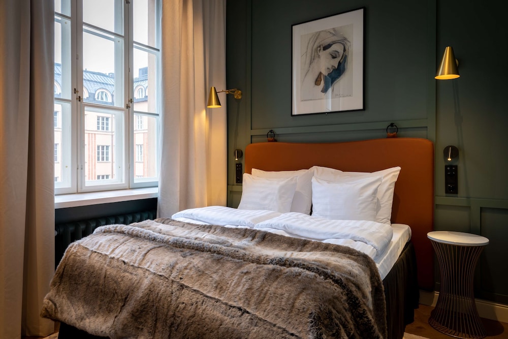 ROOM, QUEEN BED