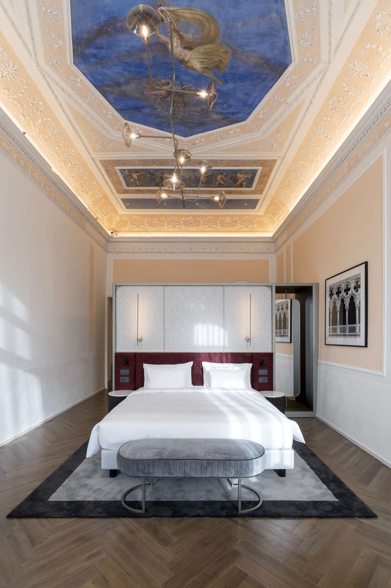 Renaissance, Junior Suite, King Bed, Canal View