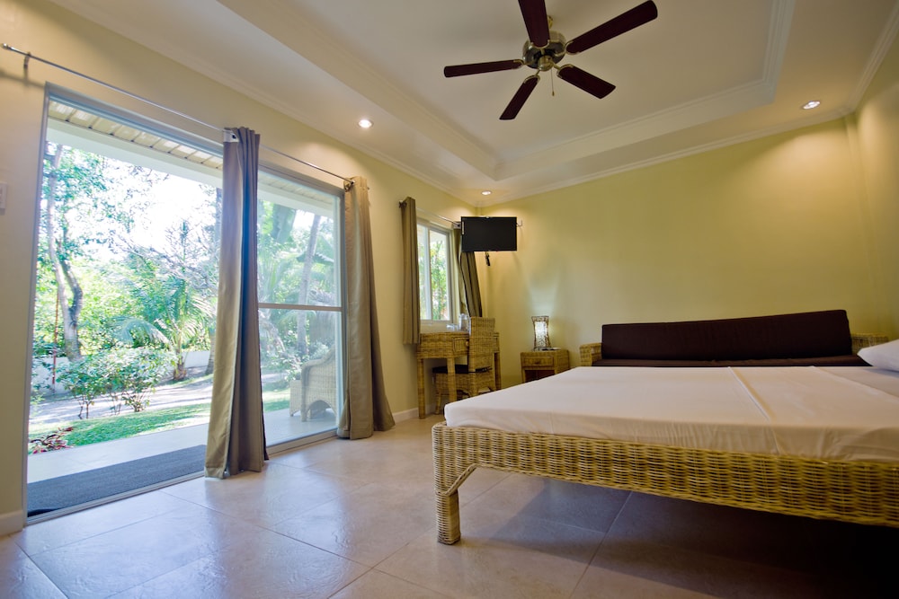 Mikes Dauin Beach Resort 18/70