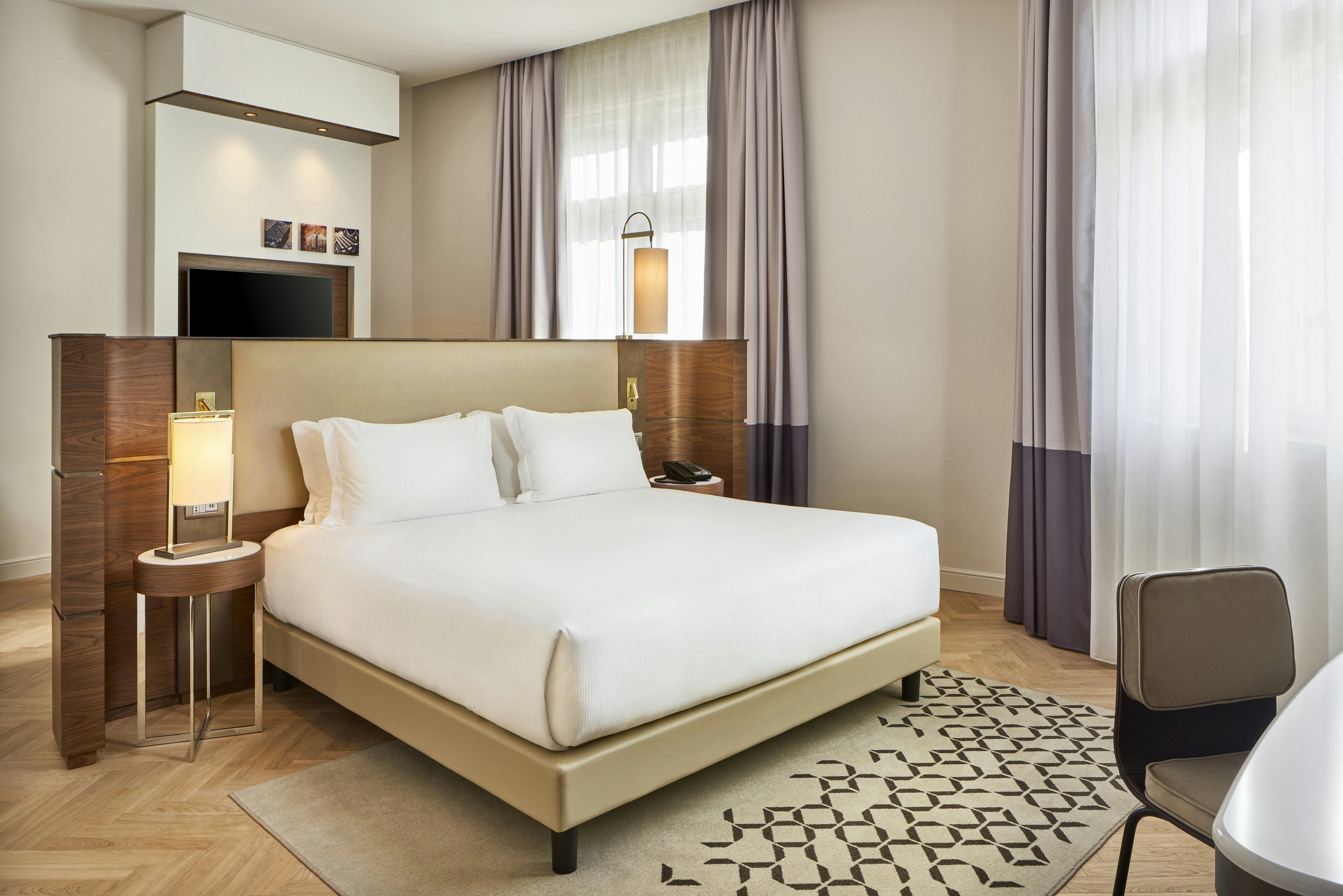 JUNIOR SUITE, KING BED, CORNER
