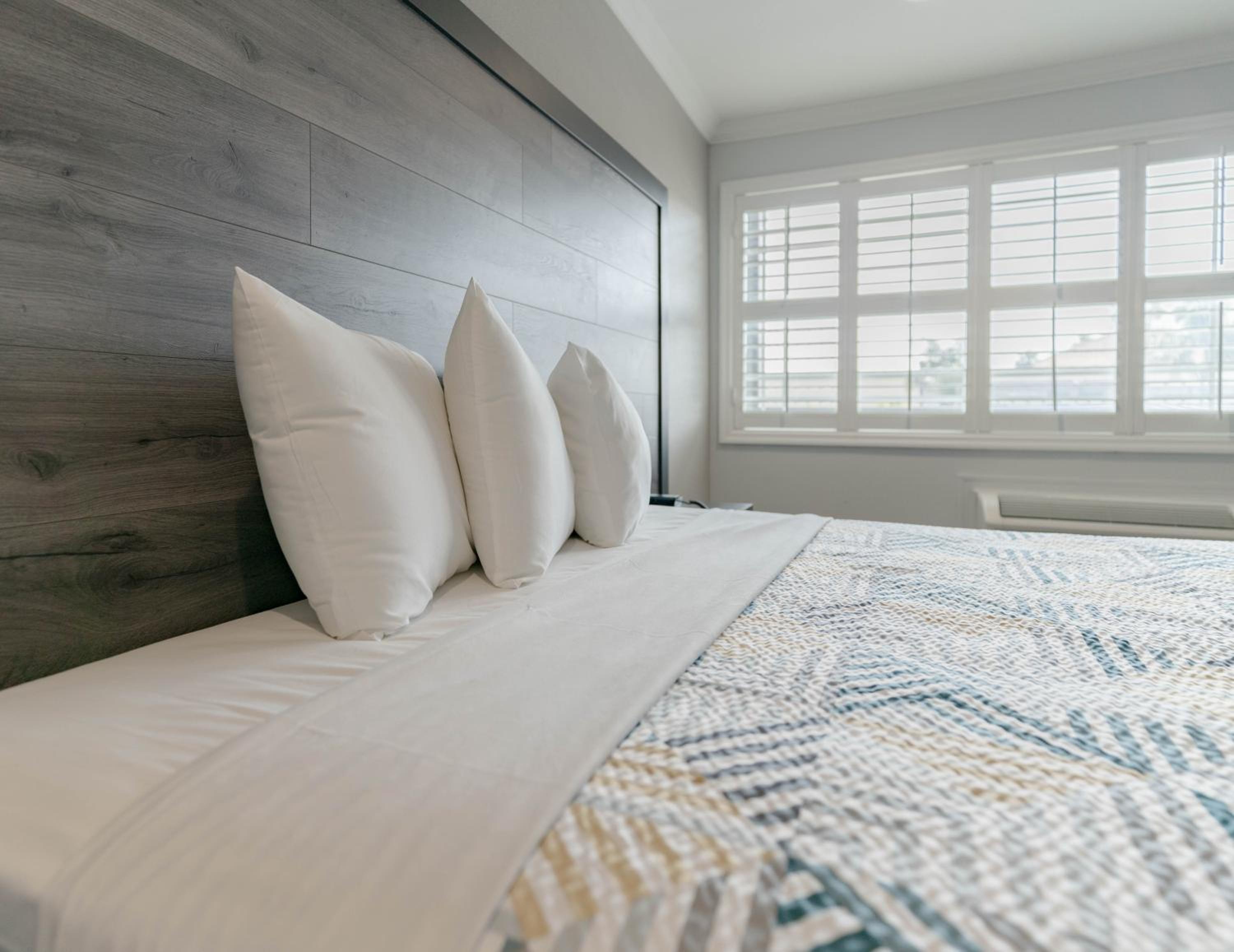 2 King Beds - Mobility Access RI Shwr Nsmk
