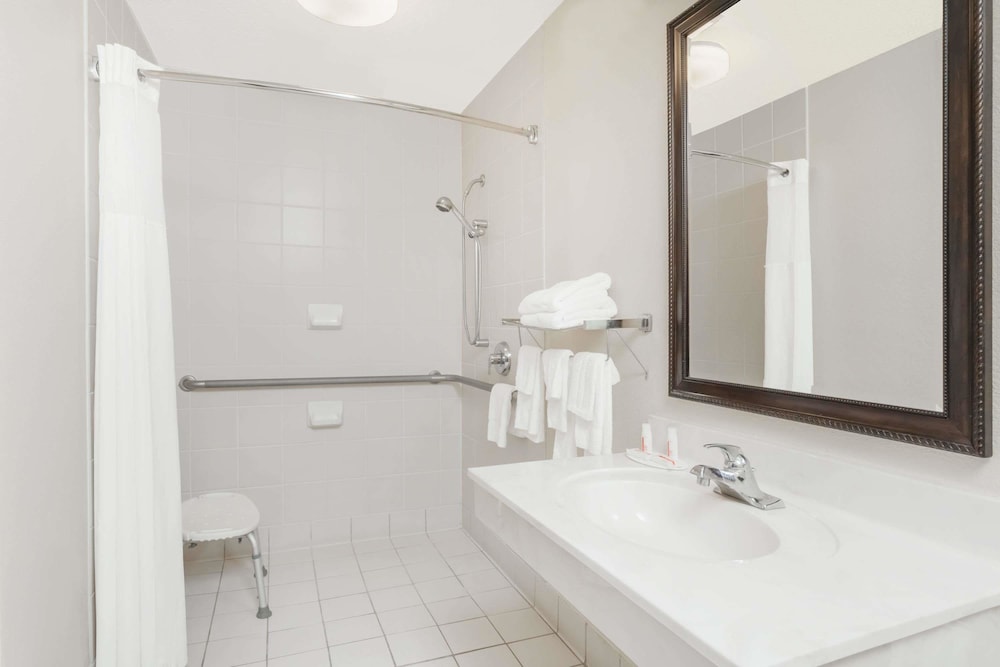 Days Inn by Wyndham Seguin TX 16/27