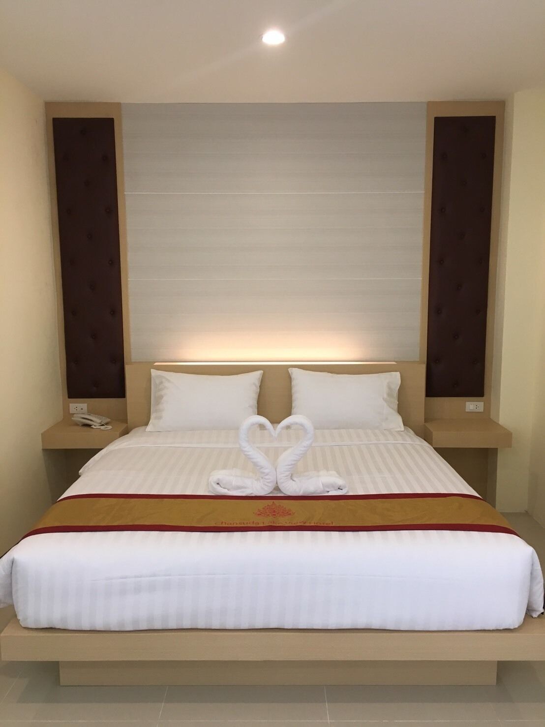 DELUXE, KING BED
