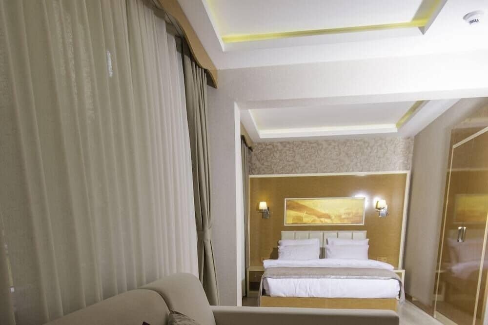 DE MAISON AIRPORT HOTEL 10/63