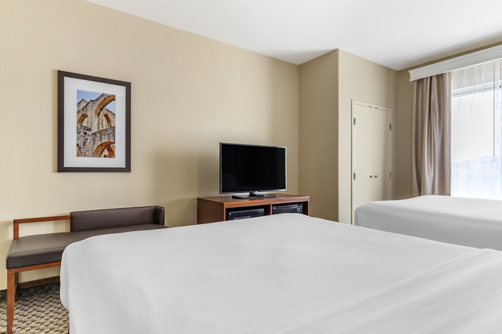 Comfort Suites Medical Center Near Six Flags 14/44