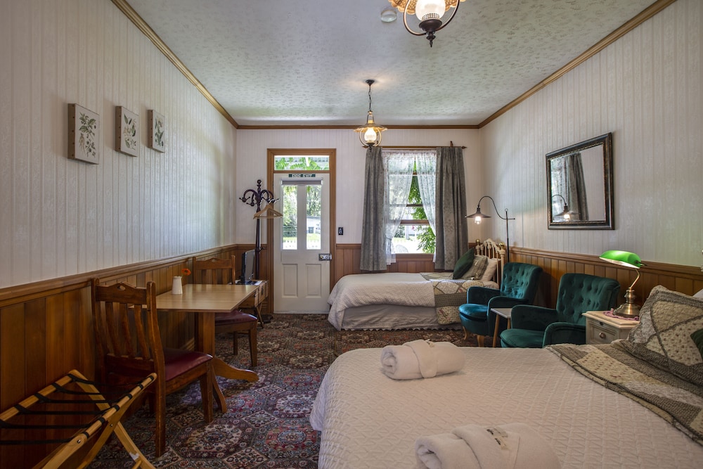 Settlers Cottage Motel 38/64