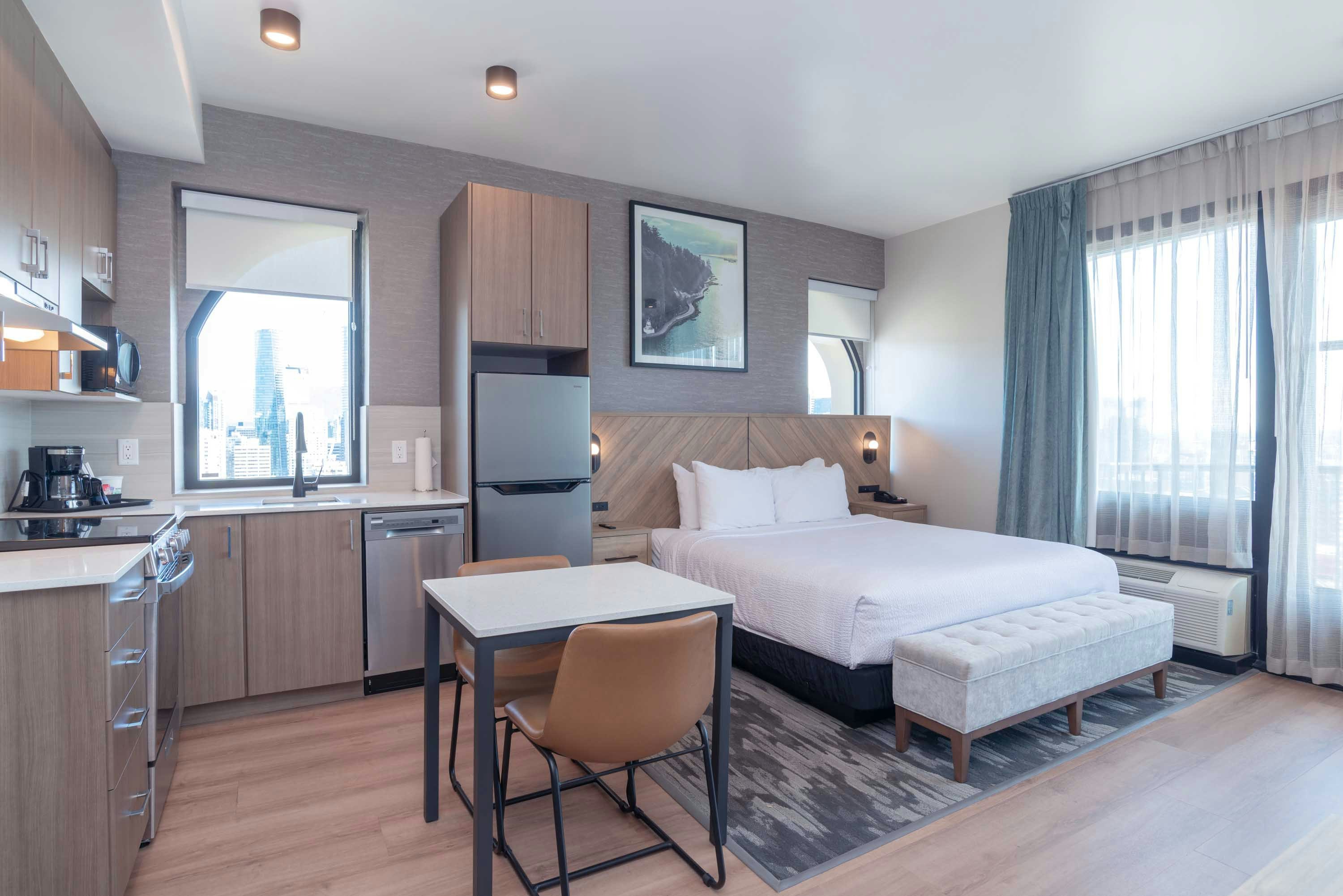 Penthouse, Studio, Queen Bed, City View, Hot Tub, Balcony, Kitchen