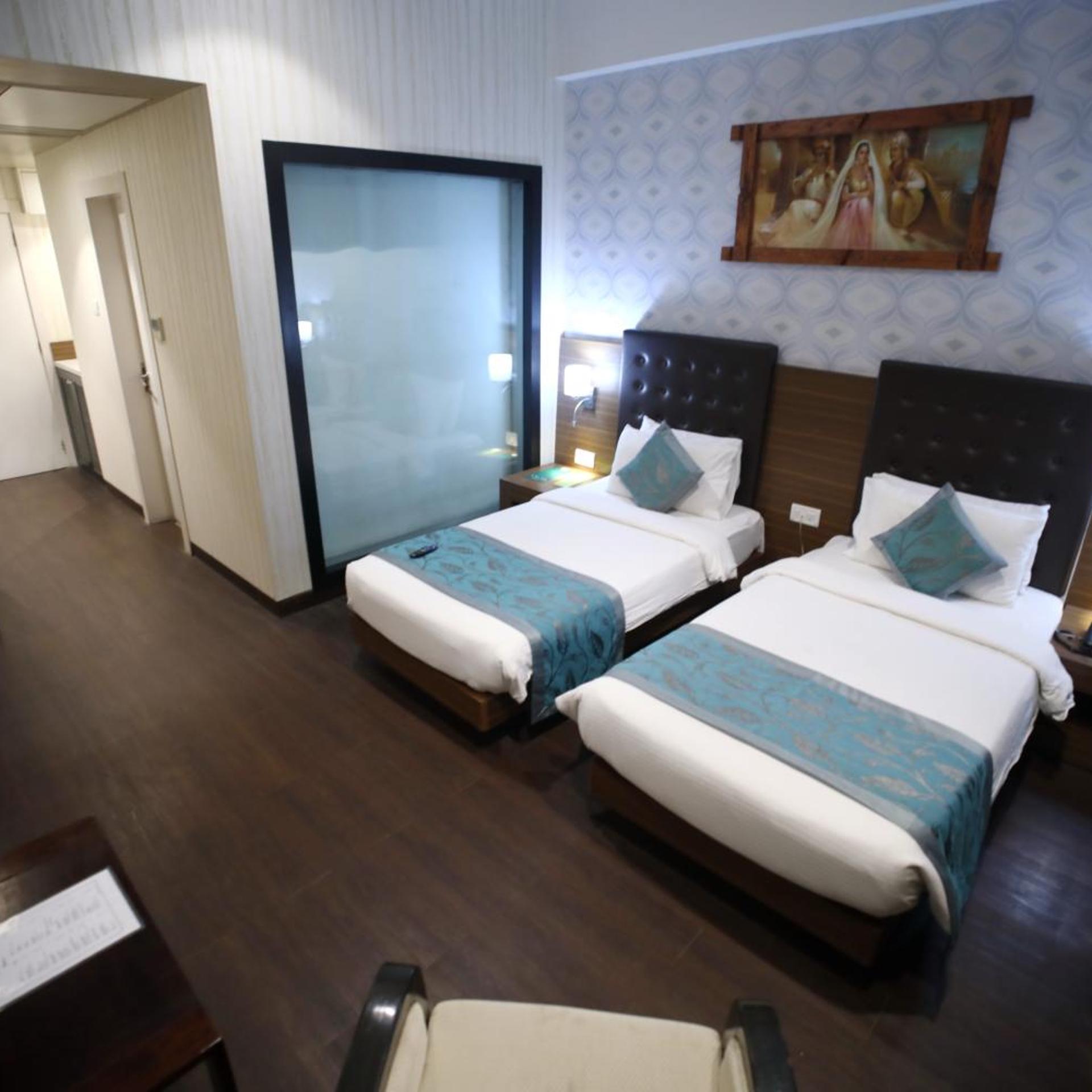 Super, Deluxe, Twin Beds