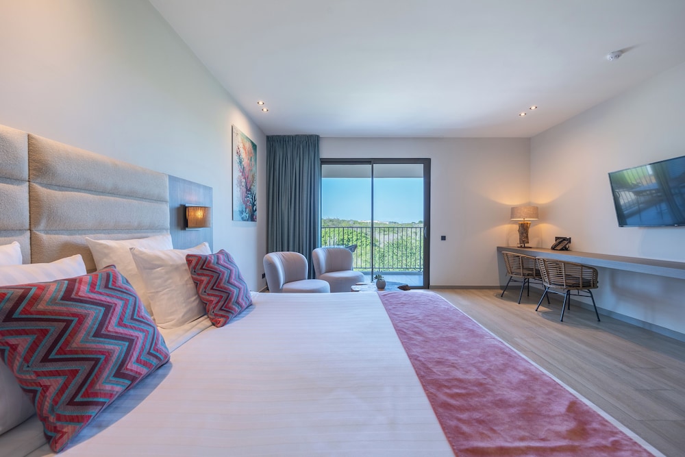 Dolphin Suites 15/50