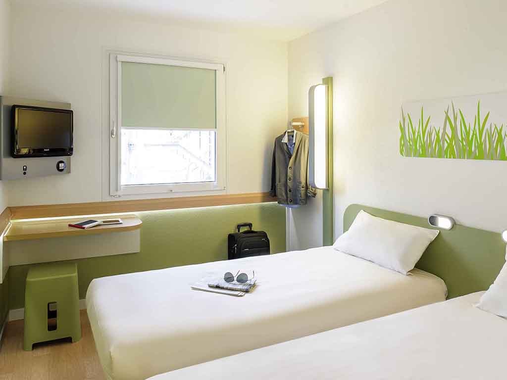 ROOM, TWIN BEDS